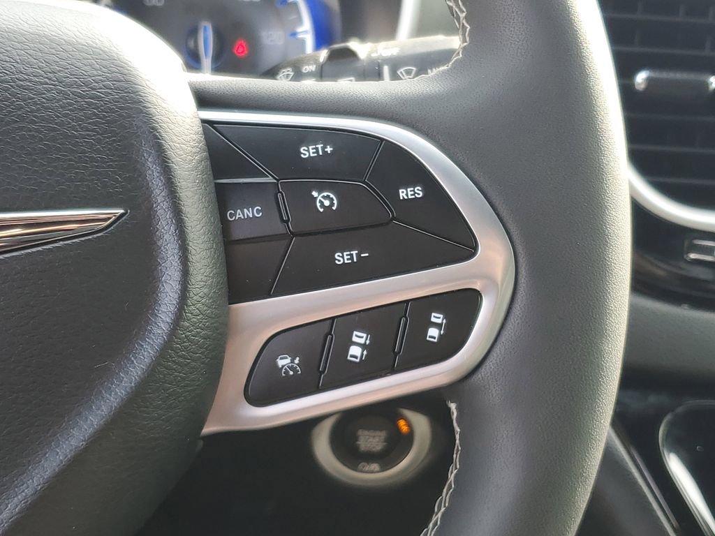 Used 2025 Chrysler Pacifica Select image 17