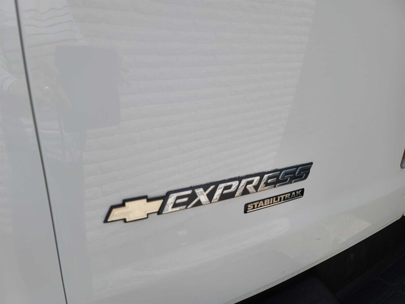 Used 2015 Chevrolet Express 2500 RWD image 18