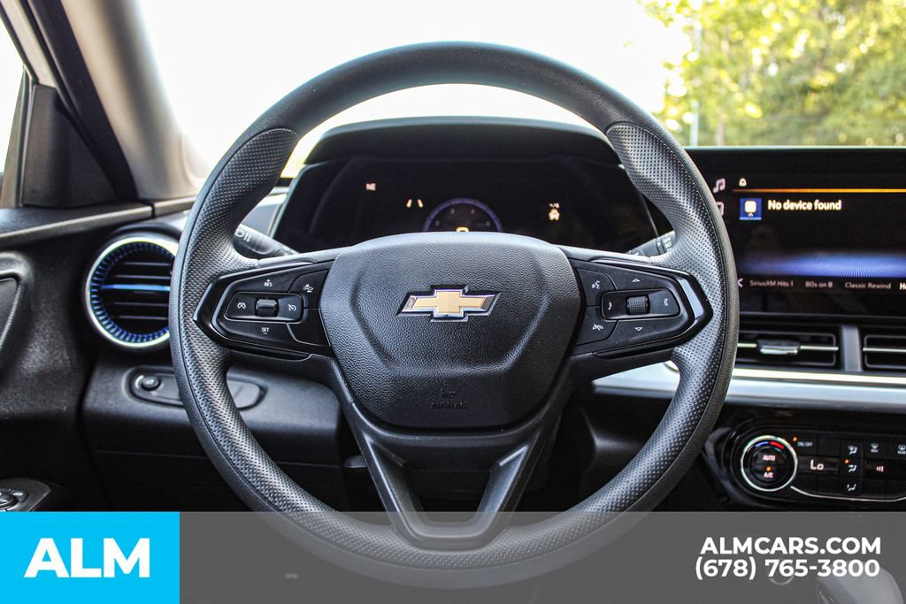 Used 2025 Chevrolet Trax LT FWD image 24