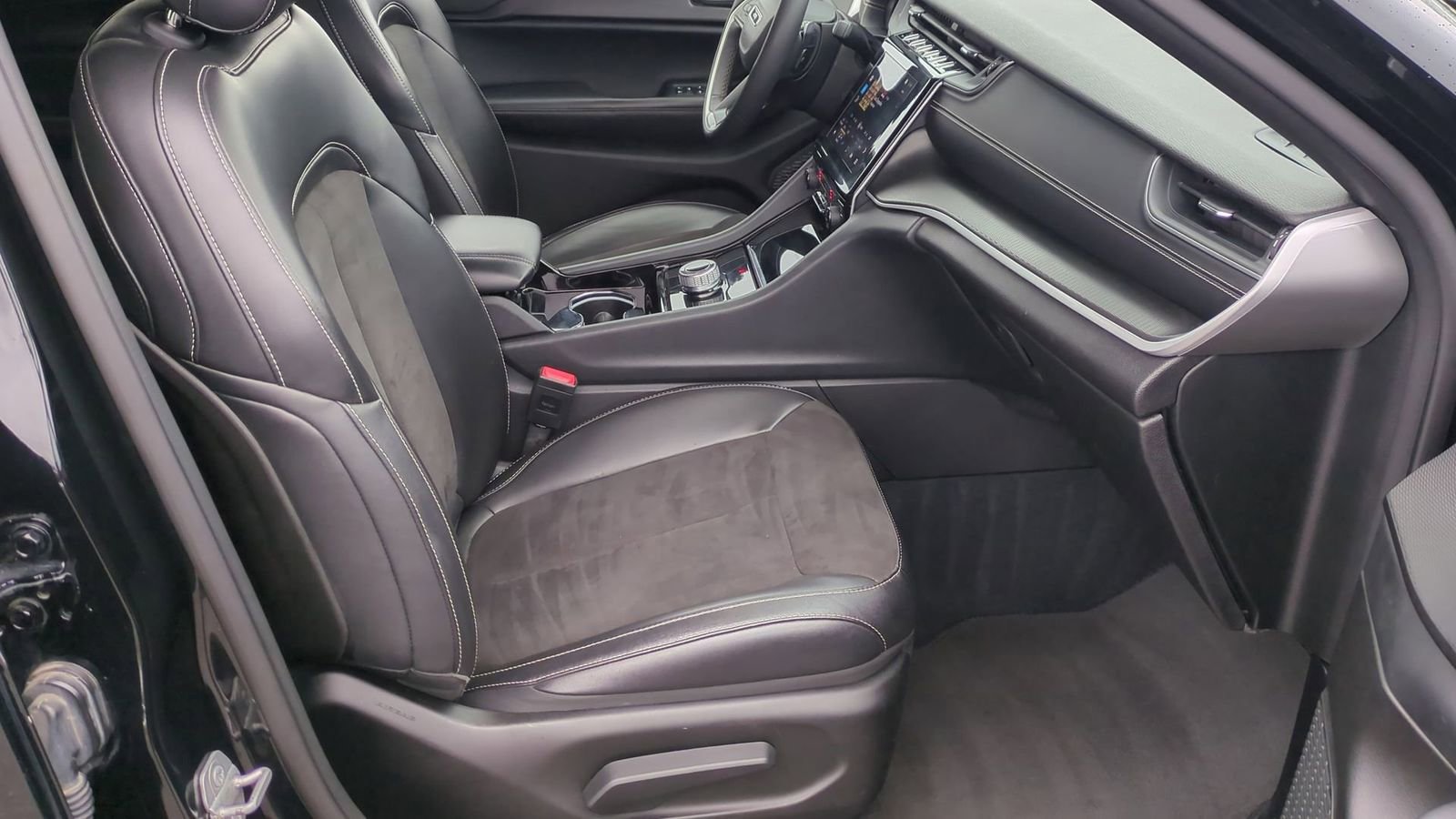 Used 2023 Jeep Grand Cherokee Altitude image 25