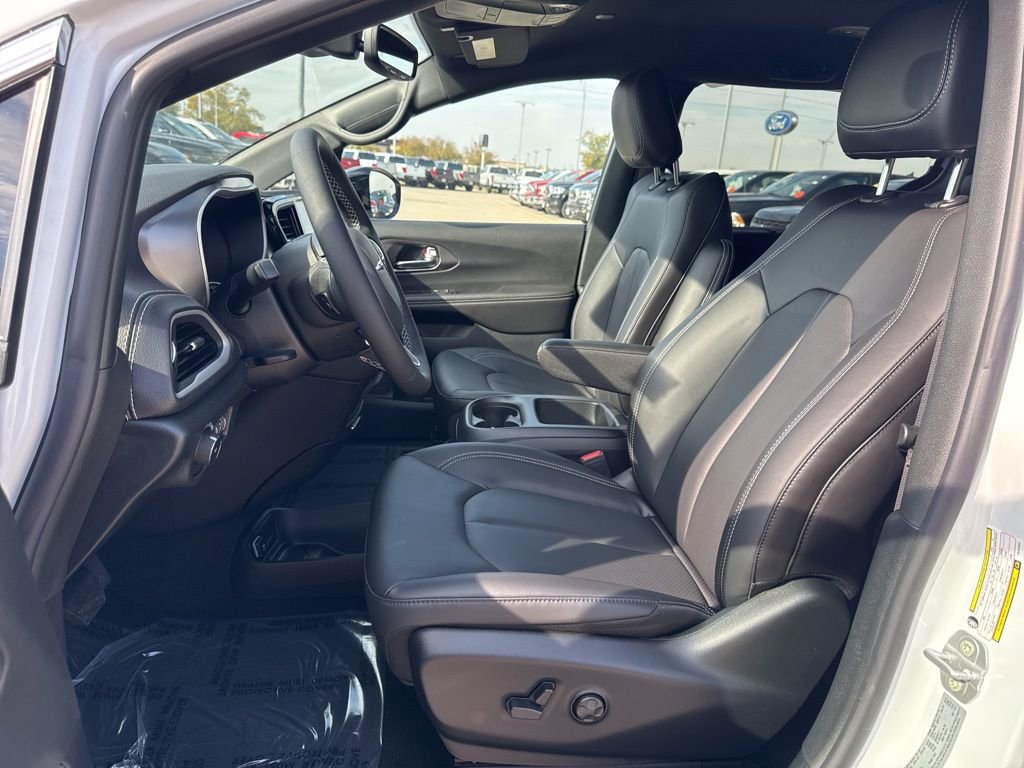New 2026 Chrysler Pacifica Select image 5
