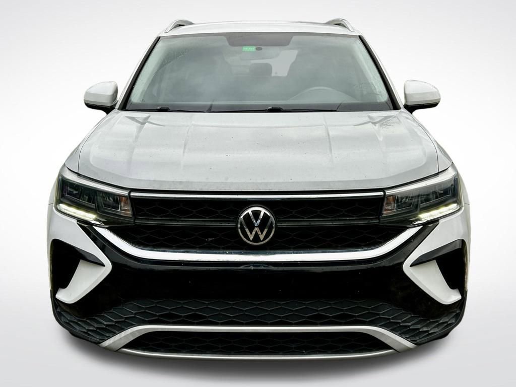 Used 2022 Volkswagen Taos SE image 2