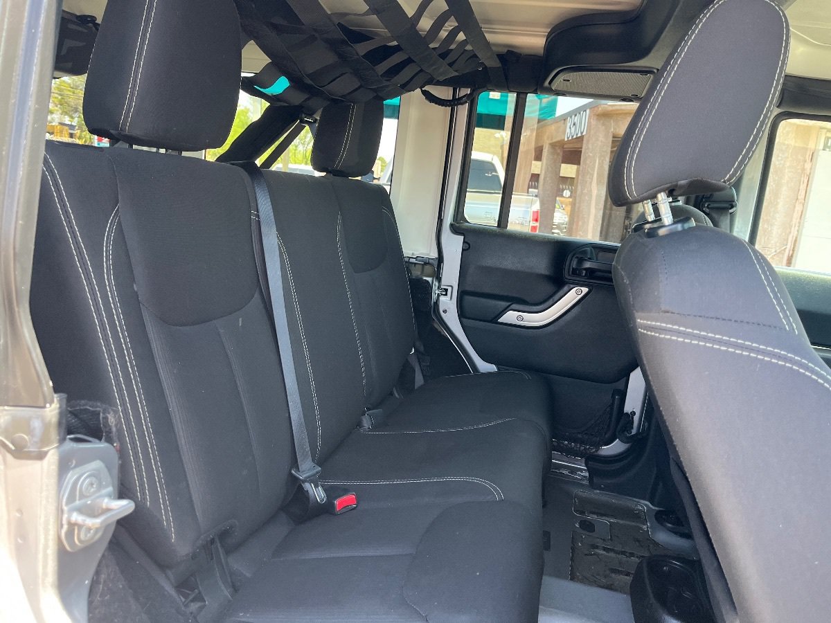 Used 2018 Jeep Wrangler Unlimited Sahara w/ Connectivity Group AWD/4WD image 30