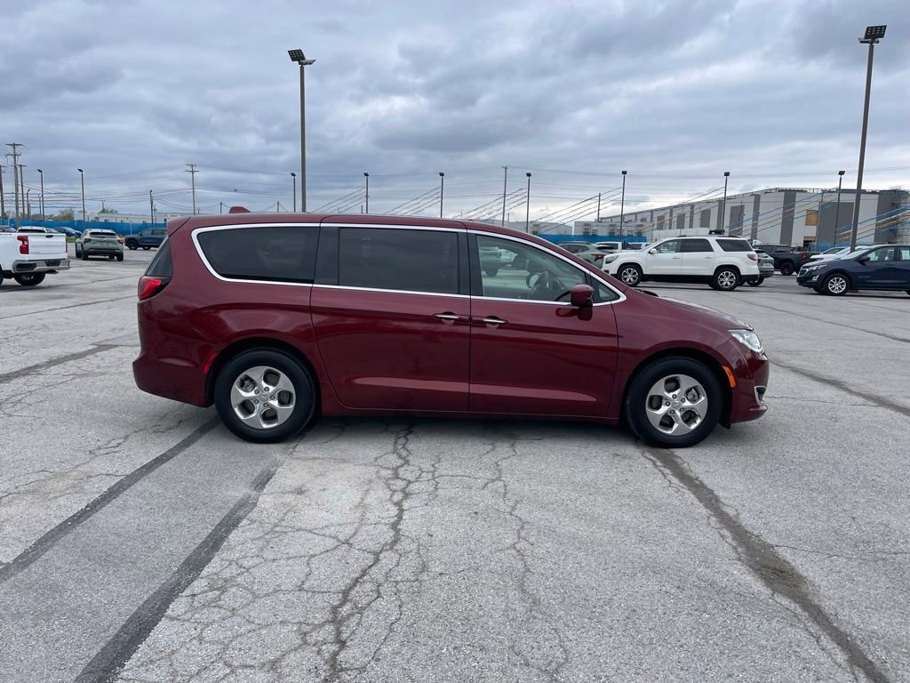 Used 2020 Chrysler Pacifica Touring FWD image 6