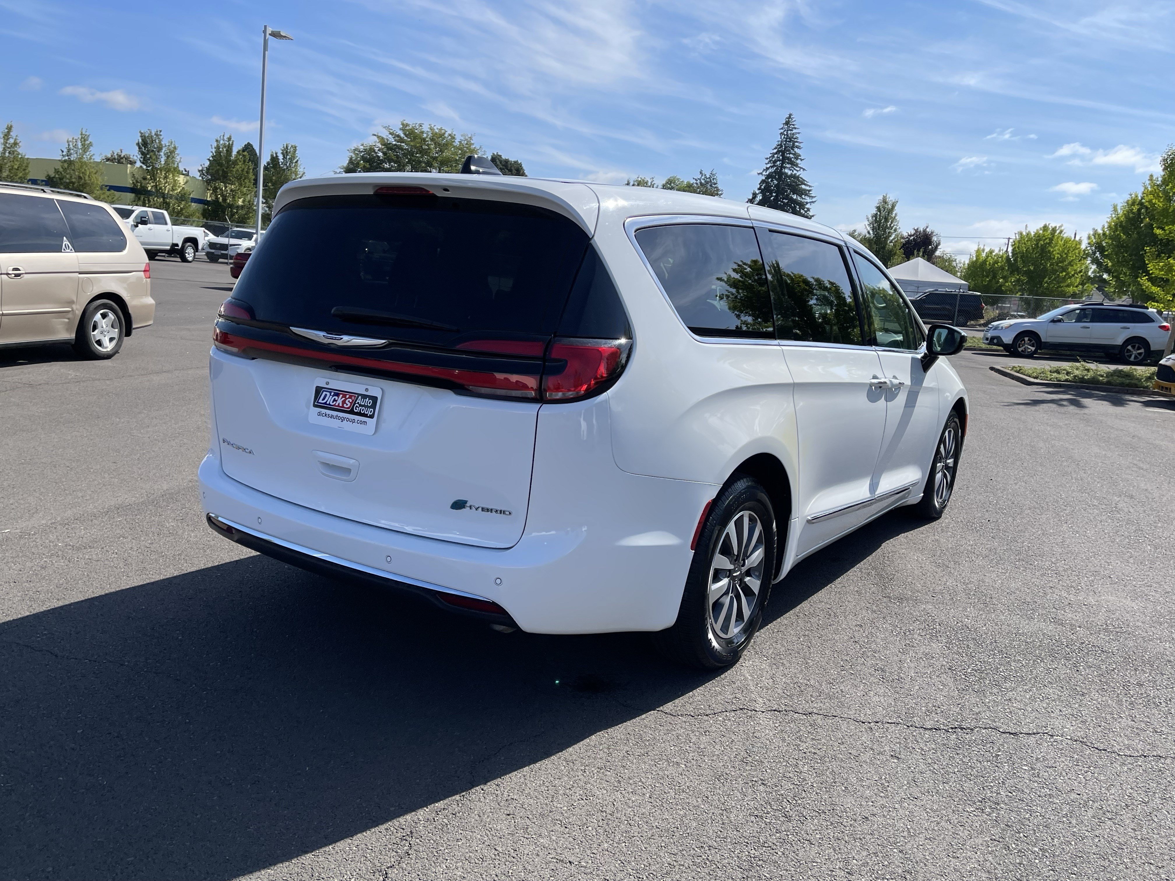 Used 2023 Chrysler Pacifica Limited FWD image 5