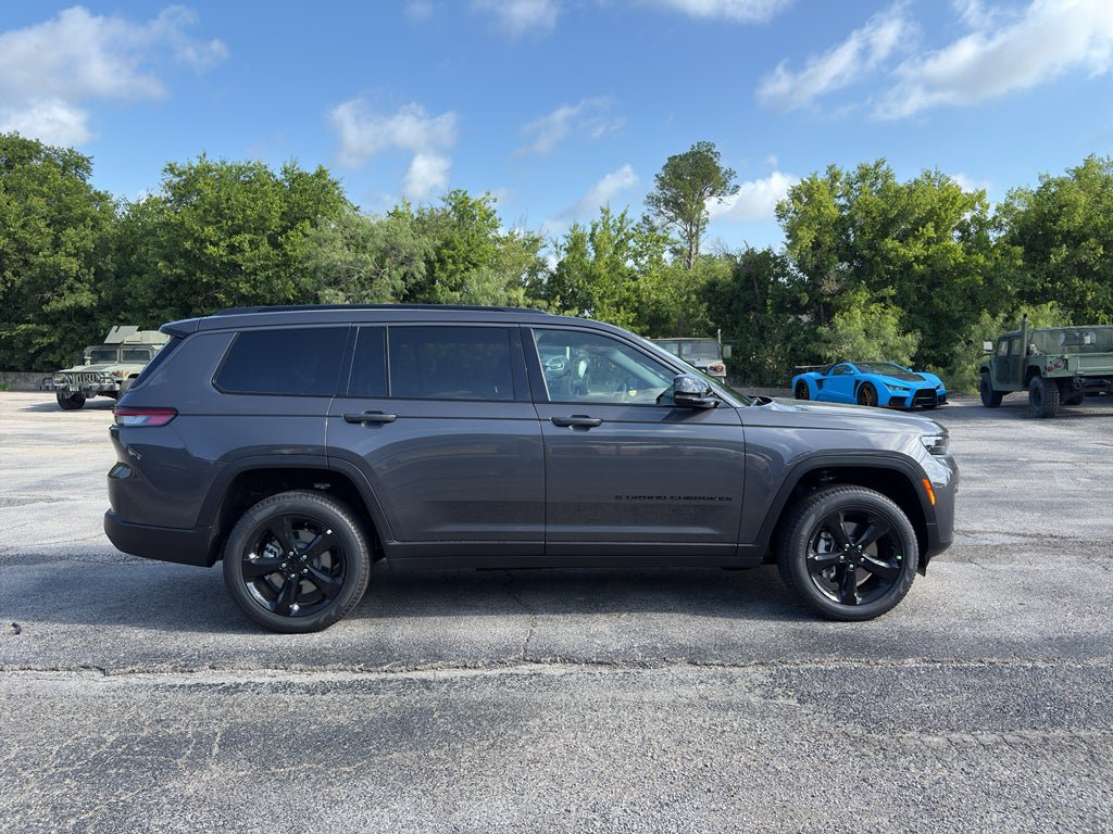 New 2026 Jeep Grand Cherokee L Limited w/ Limited Altitude Package AWD/4WD image 4
