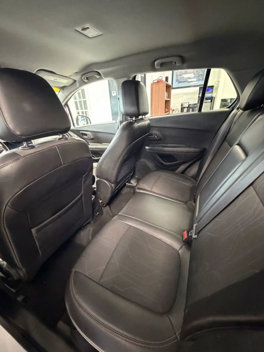 Used 2019 Chevrolet Trax LT w/ LT Convenience Package FWD image 9