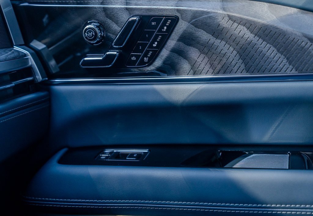 Used 2025 Cadillac Escalade IQ Luxury 2 image 15