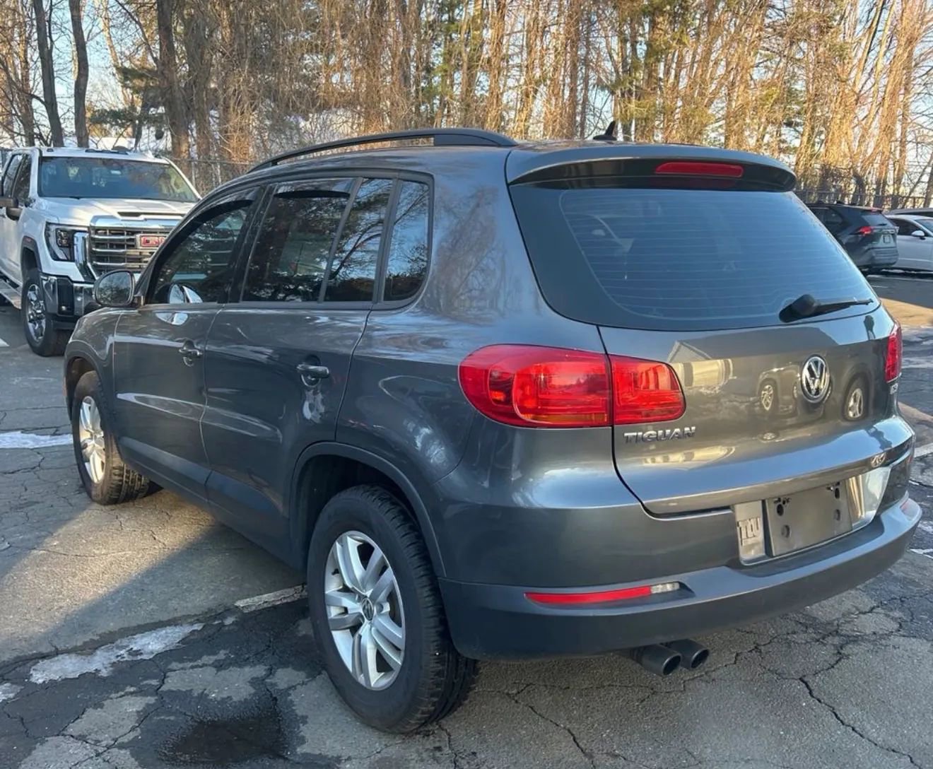 Used 2016 Volkswagen Tiguan S image 2