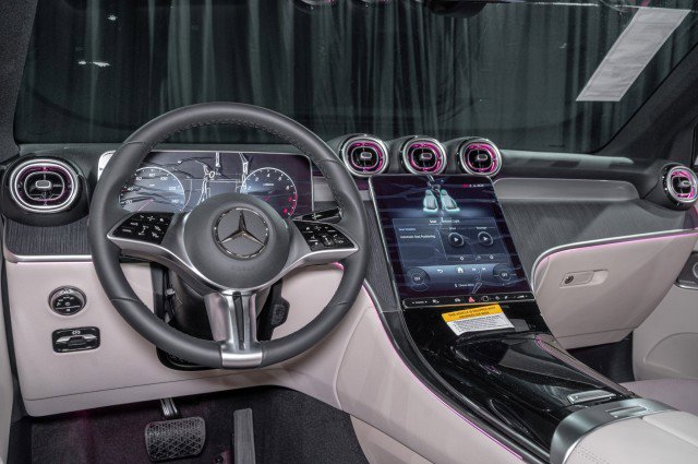 New 2025 Mercedes-Benz GLC 300 image 18
