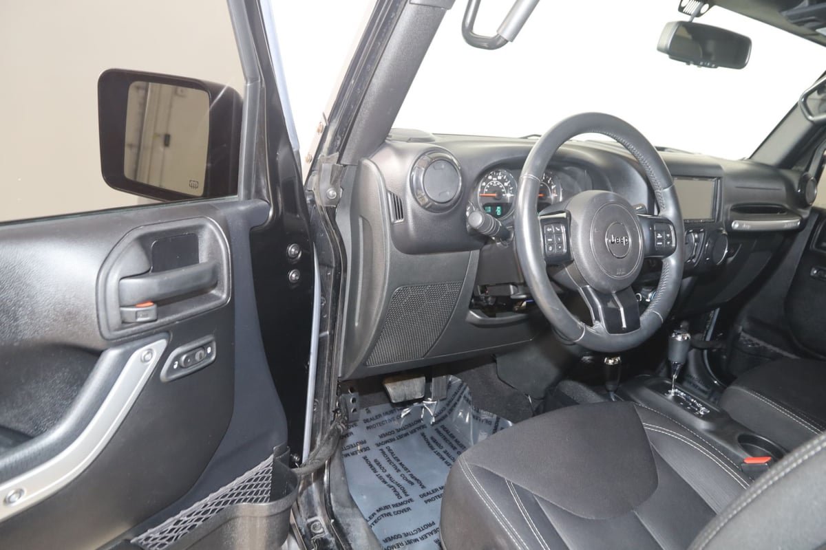 Used 2015 Jeep Wrangler Unlimited Sahara w/ Connectivity Group AWD/4WD image 40