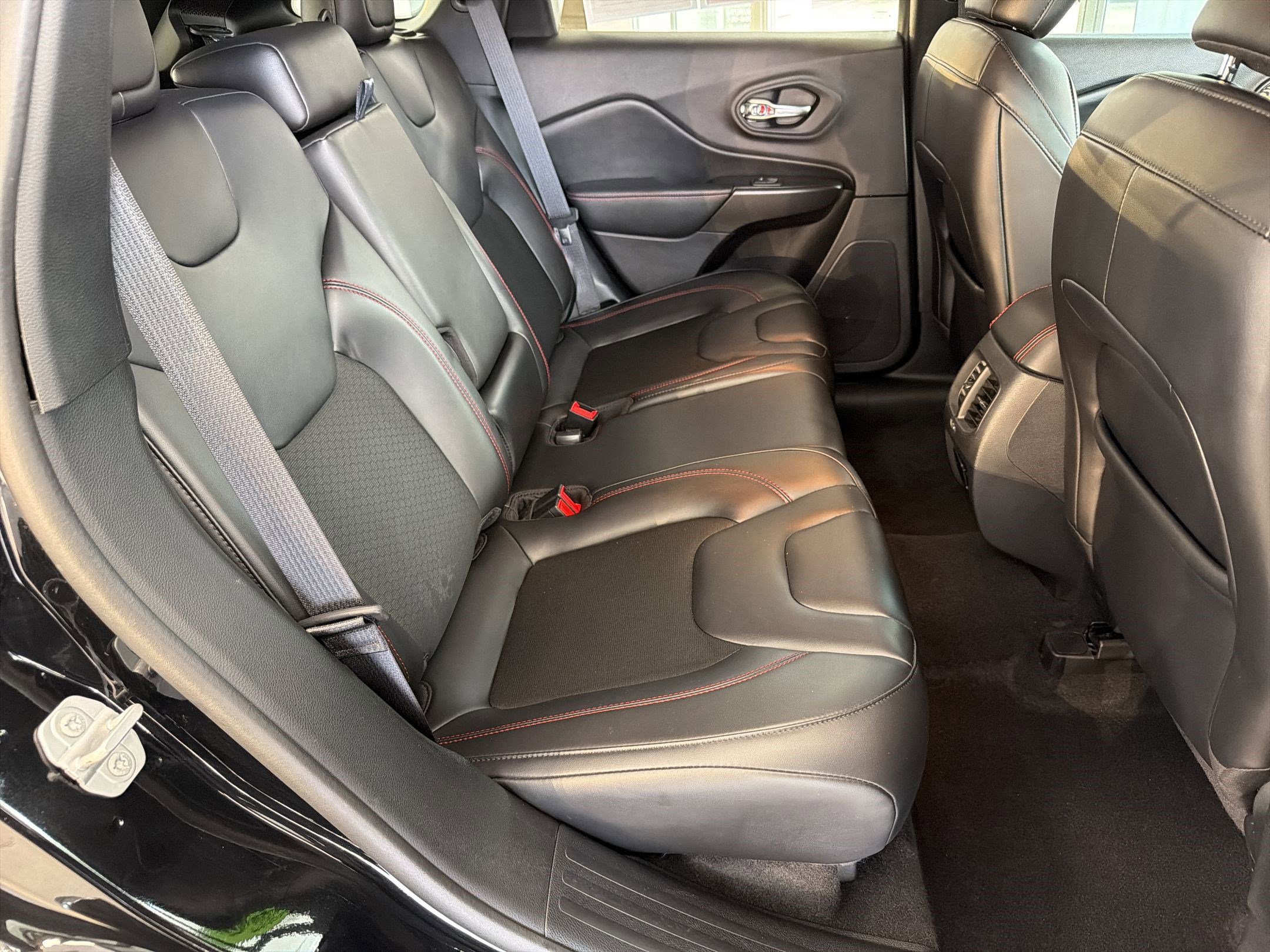 Used 2020 Jeep Cherokee Trailhawk w/ Cold Weather Group AWD/4WD image 28