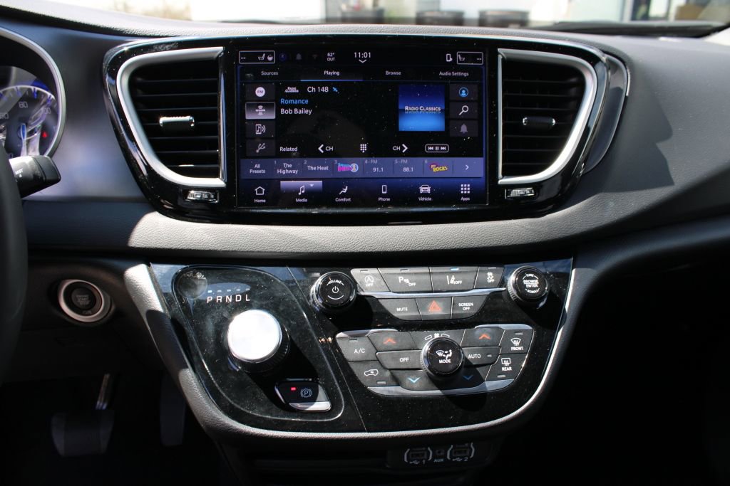 Used 2025 Chrysler Pacifica Select image 26