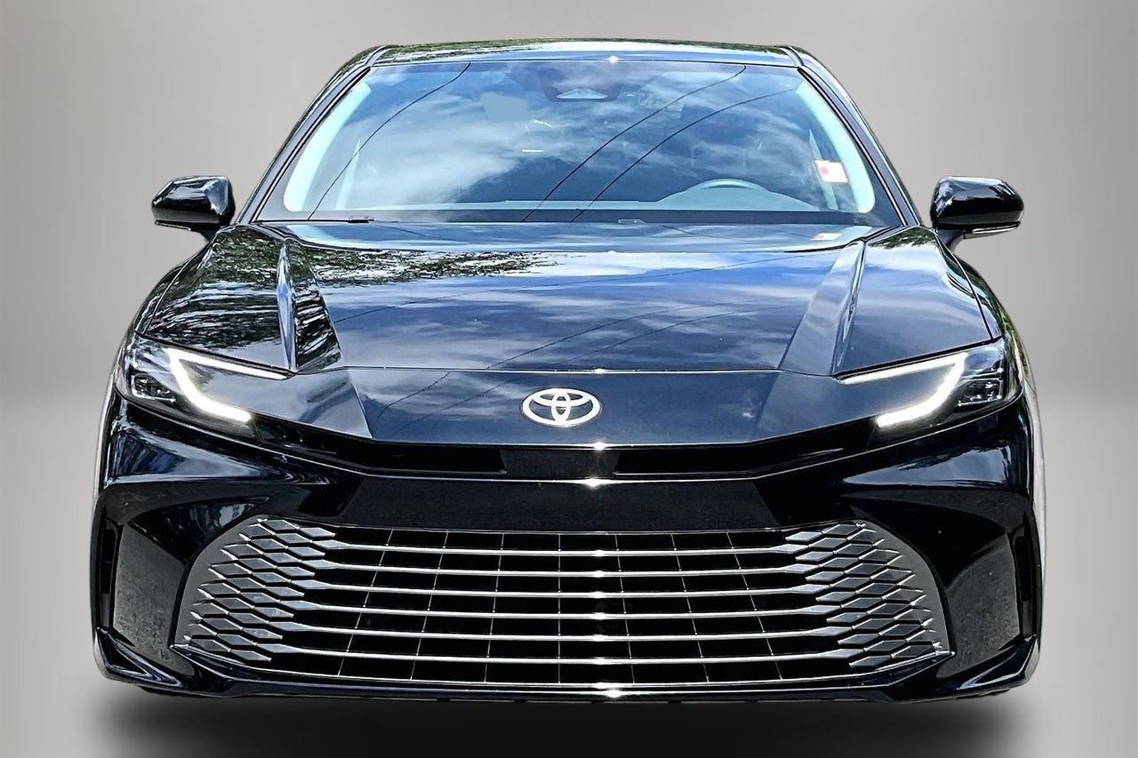 Used 2025 Toyota Camry XLE FWD image 3