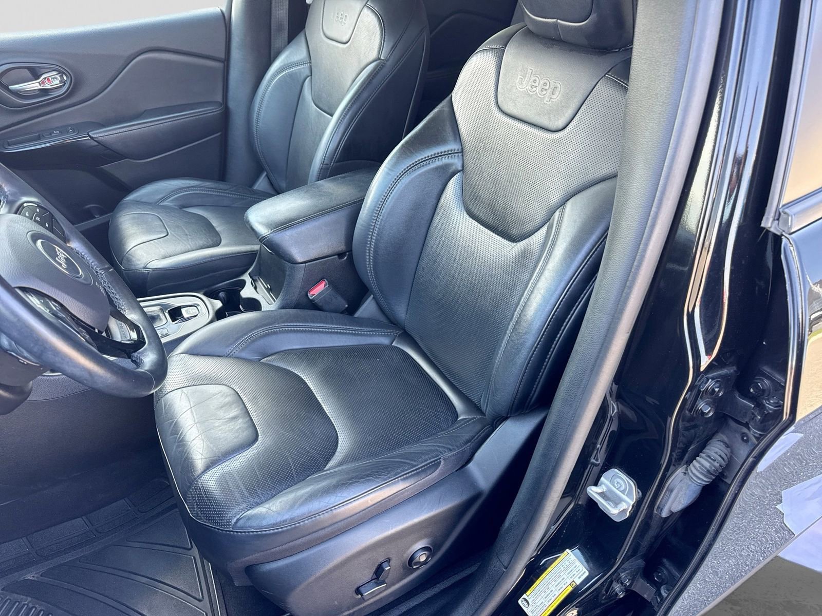 Used 2021 Jeep Cherokee Latitude Lux w/ Sun & Sound Group AWD/4WD image 15