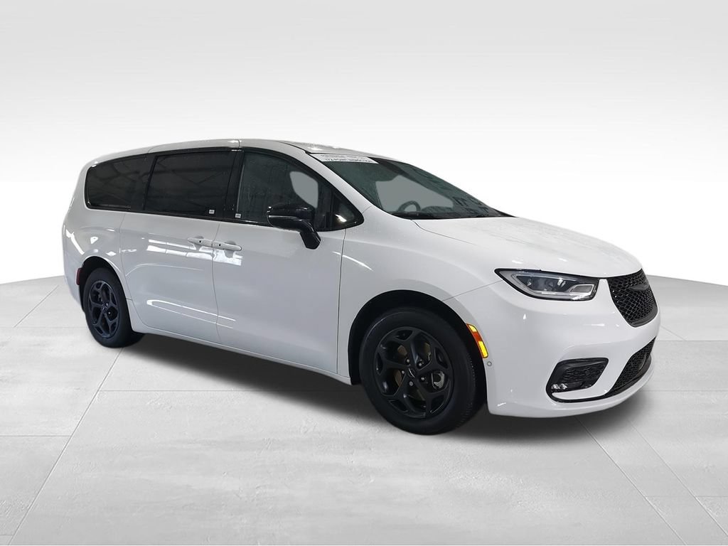 Used 2024 Chrysler Pacifica Limited FWD image 2