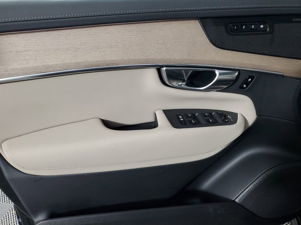 Certified 2025 Volvo XC90 B6 Plus image 21