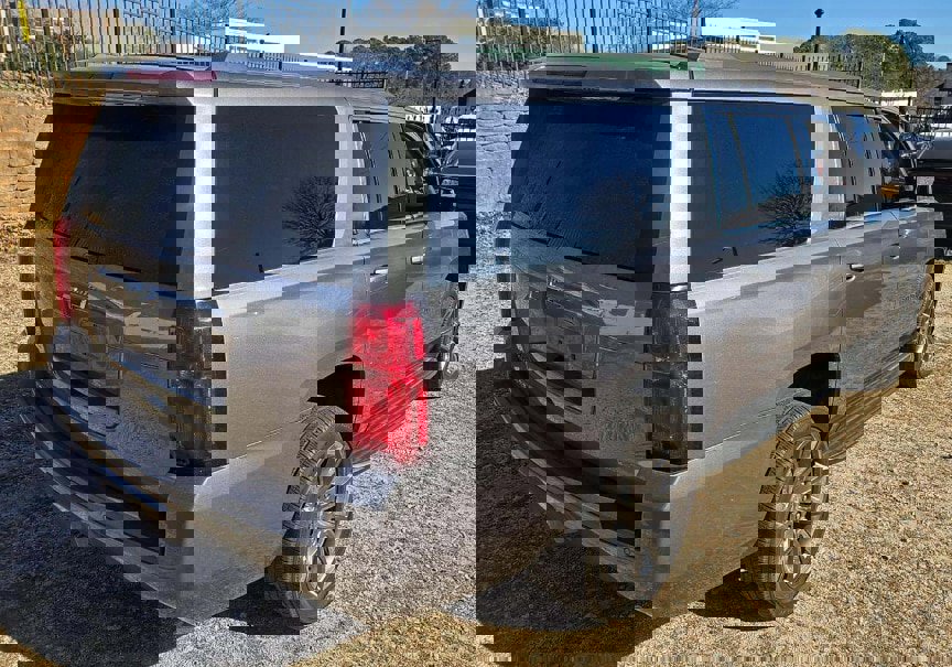 Used 2018 Chevrolet Suburban LT w/ Luxury Package image 7