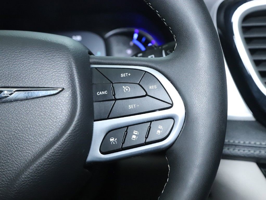 Used 2024 Chrysler Pacifica Select image 22