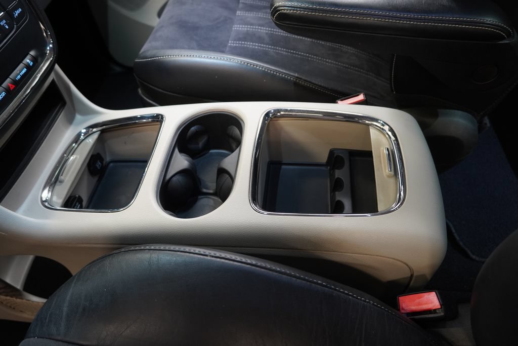 Used 2014 Chrysler Town & Country Touring-L FWD image 25