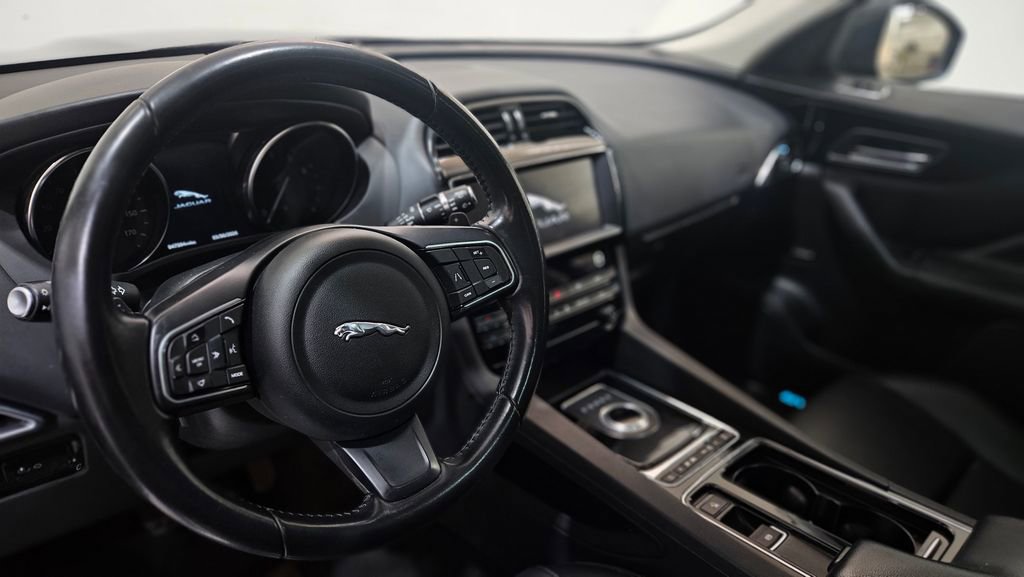 Used 2020 Jaguar F-PACE Premium image 14