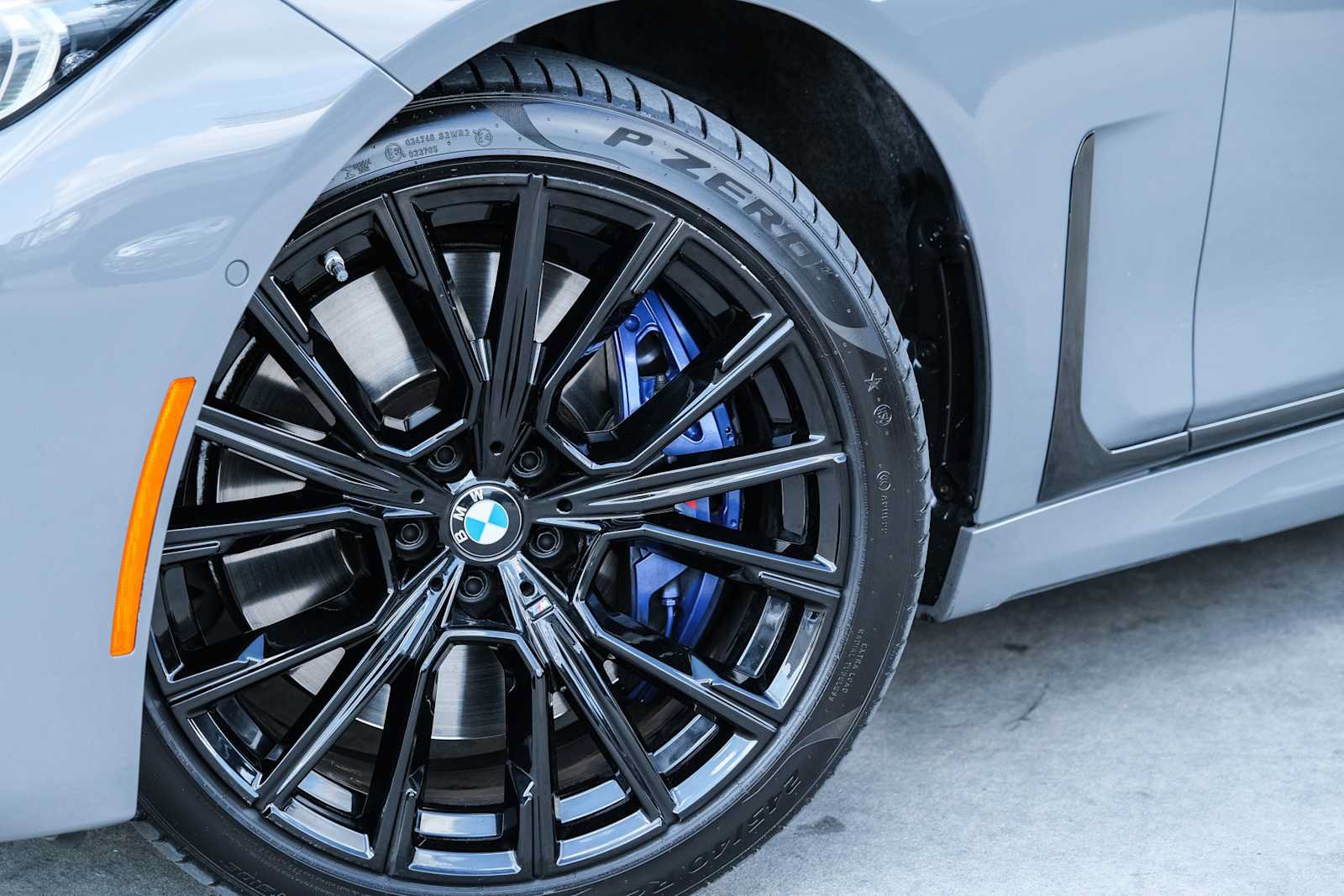 Used 2022 BMW M760i xDrive w/ Luxury Rear Seating Package AWD/4WD image 3