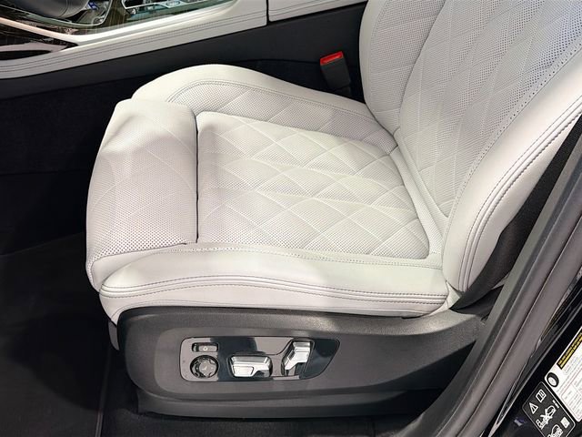 Used 2025 BMW X7 xDrive40i w/ Executive Package image 17