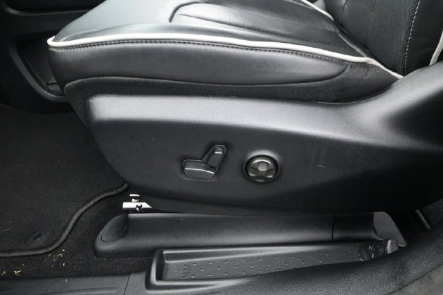 Used 2026 Chrysler Pacifica Limited FWD image 10