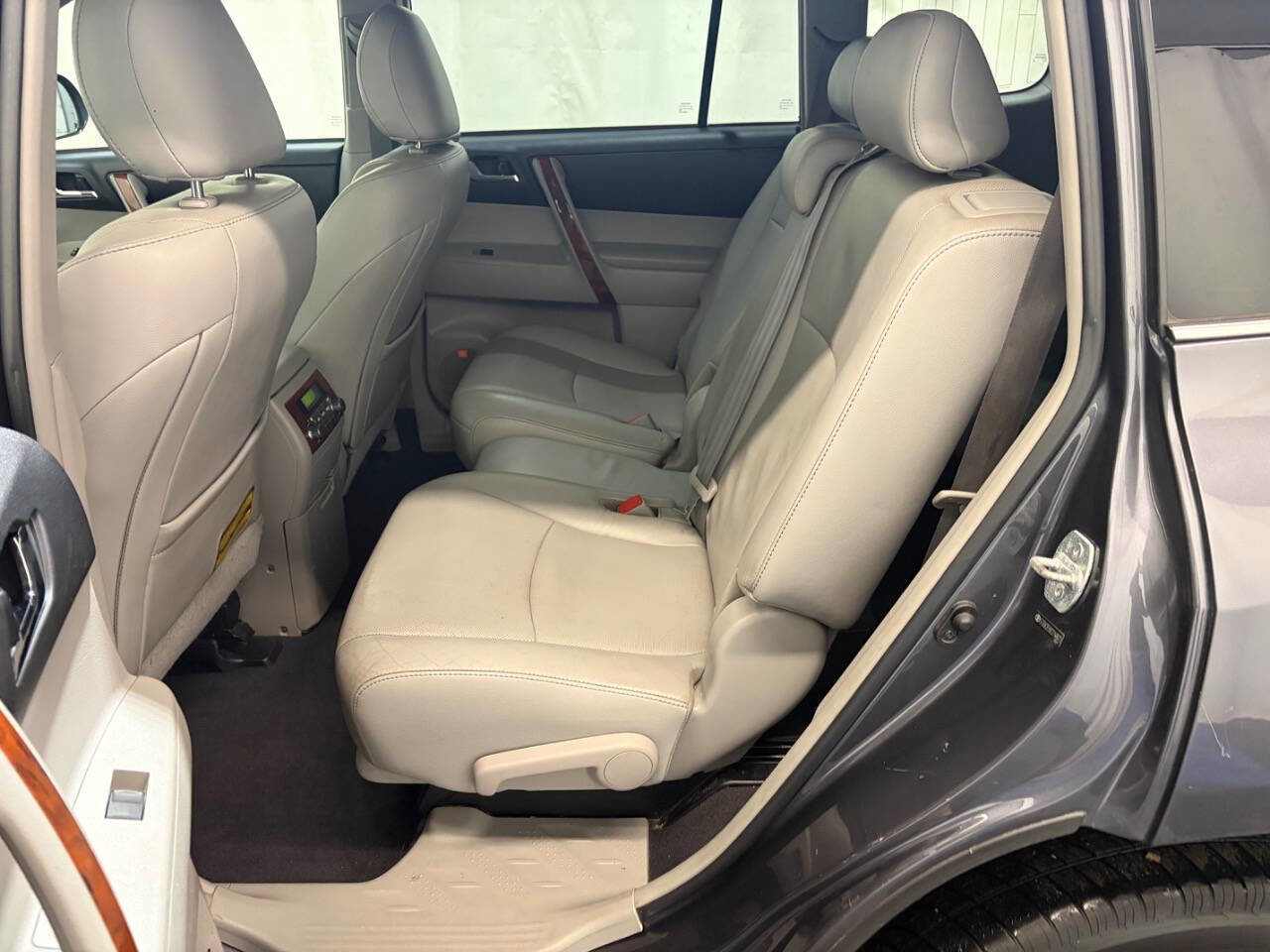Used 2012 Toyota Highlander Limited w/ Tow Pkg image 39