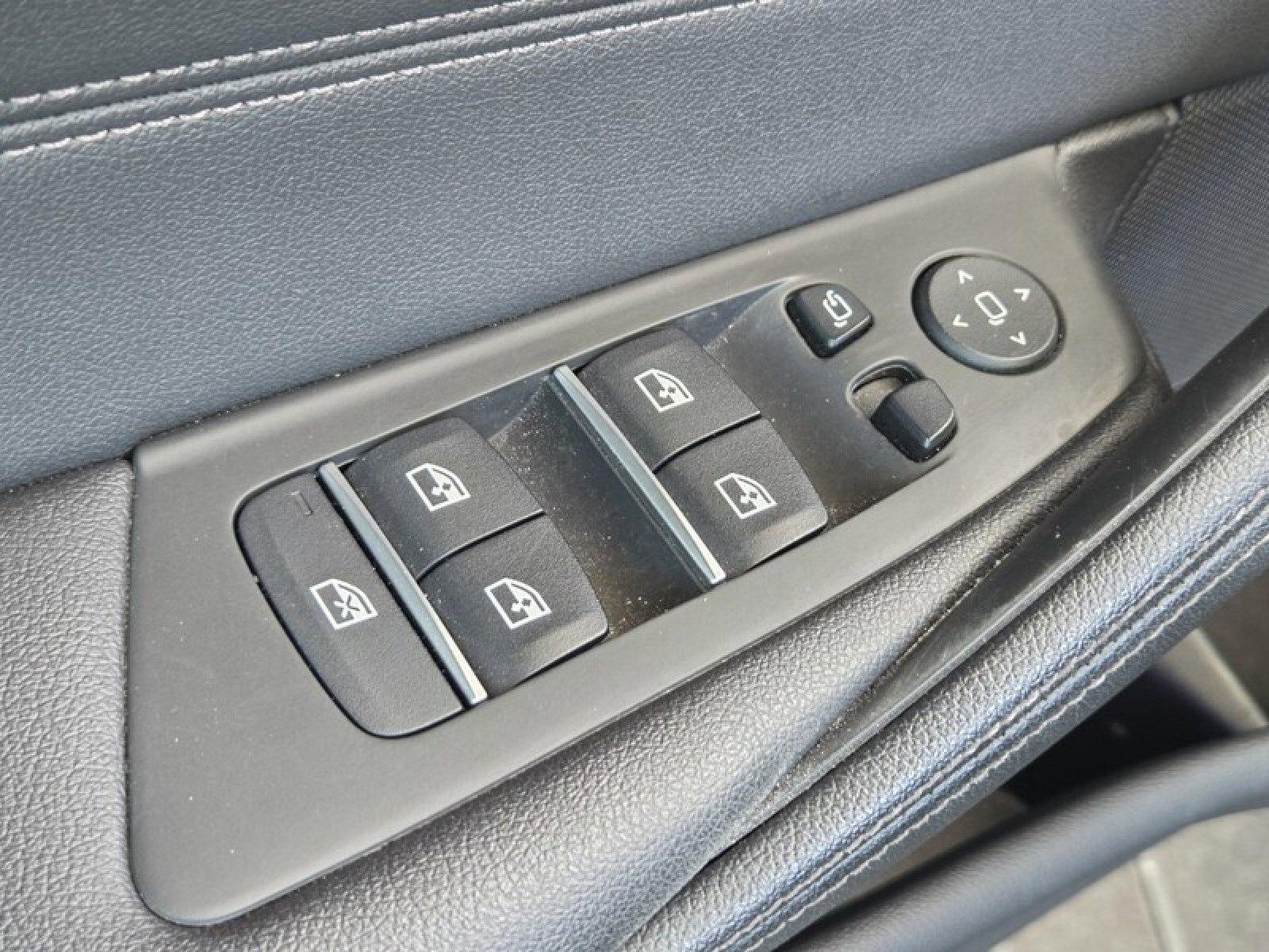 Used 2023 BMW 530i w/ Convenience Package RWD image 24
