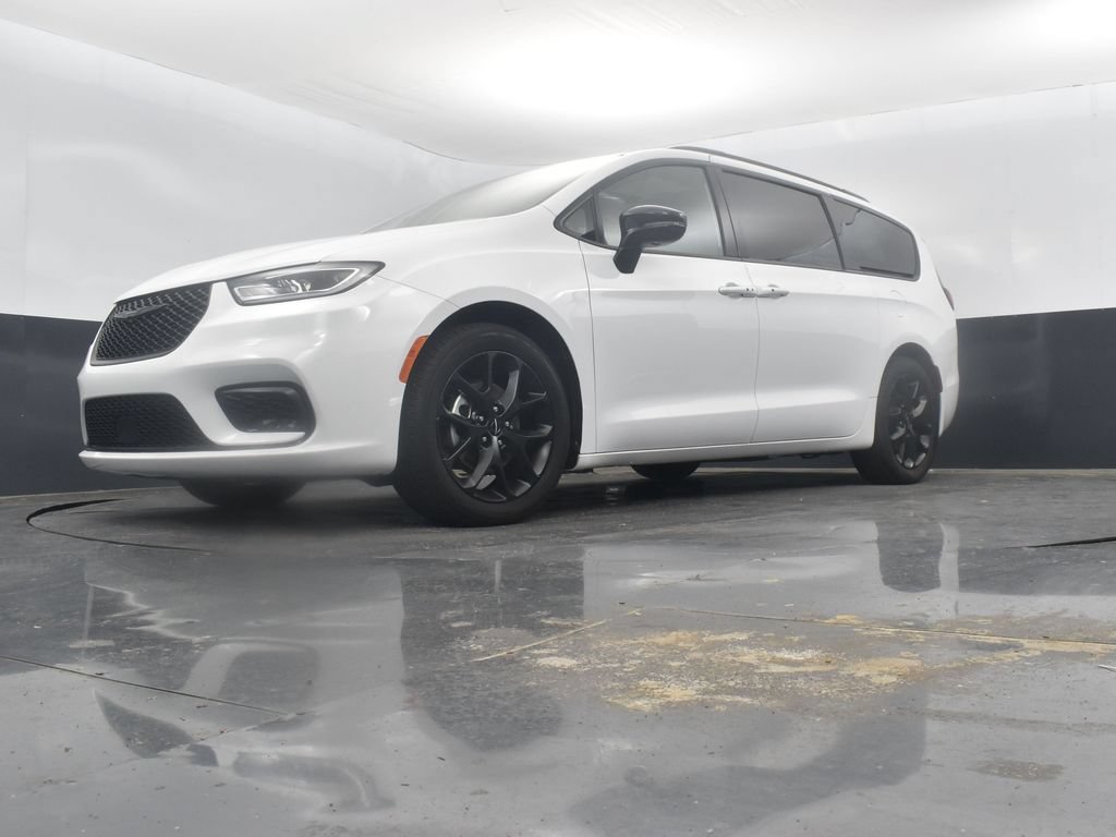 Used 2025 Chrysler Pacifica Limited FWD image 51