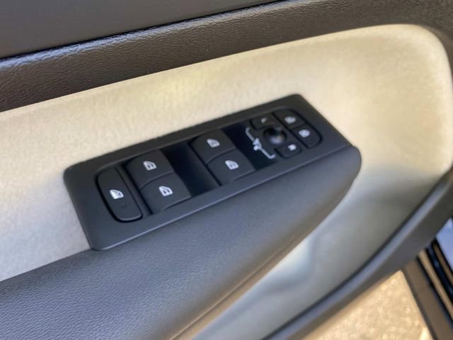 Used 2023 Volvo XC40 B5 Plus image 13