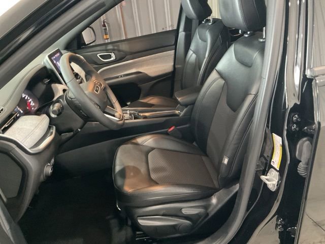 Used 2025 Jeep Compass Latitude image 3