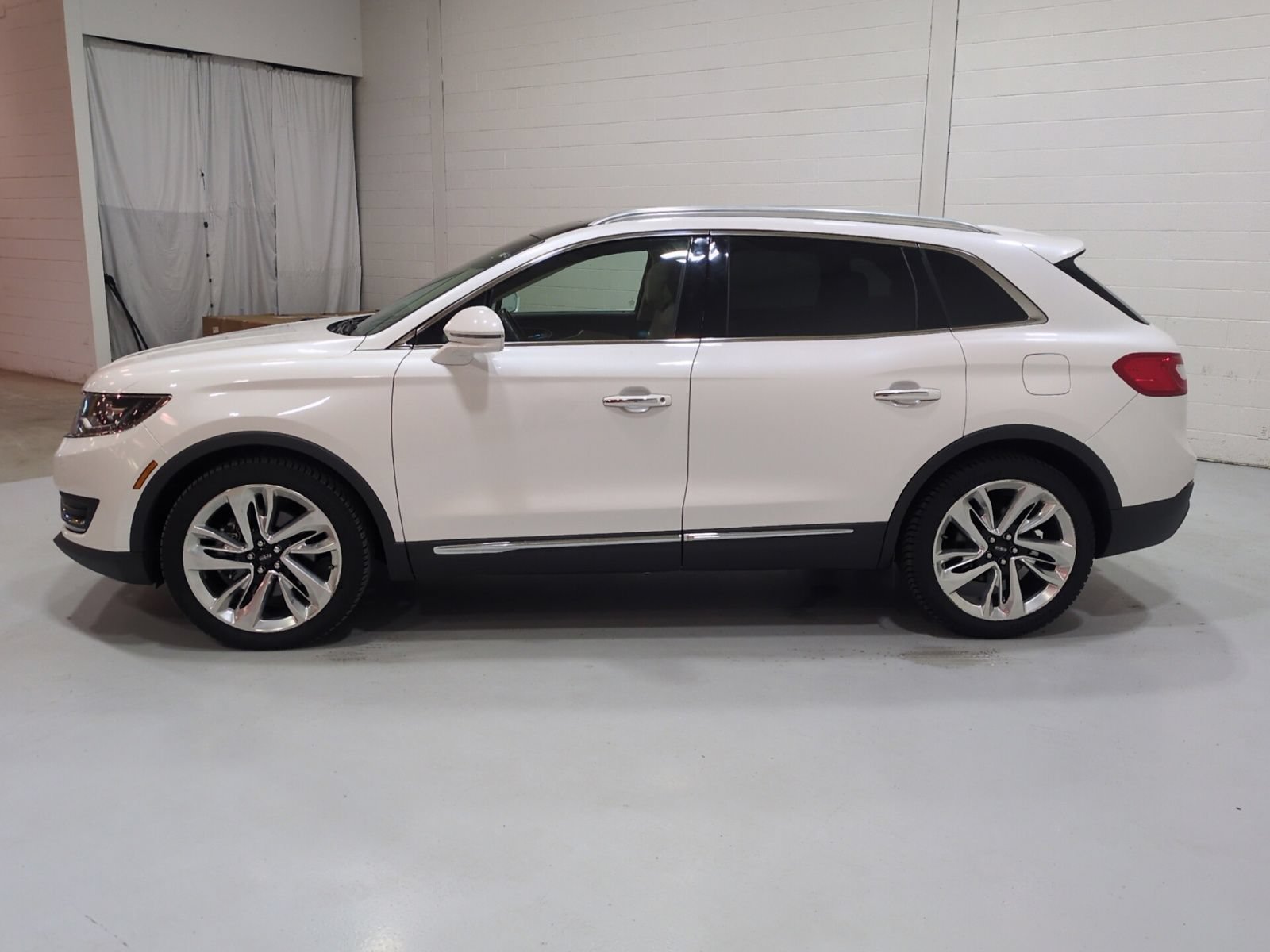 Used 2018 Lincoln MKX Reserve w/ Lincoln MKX Climate Package AWD/4WD image 6