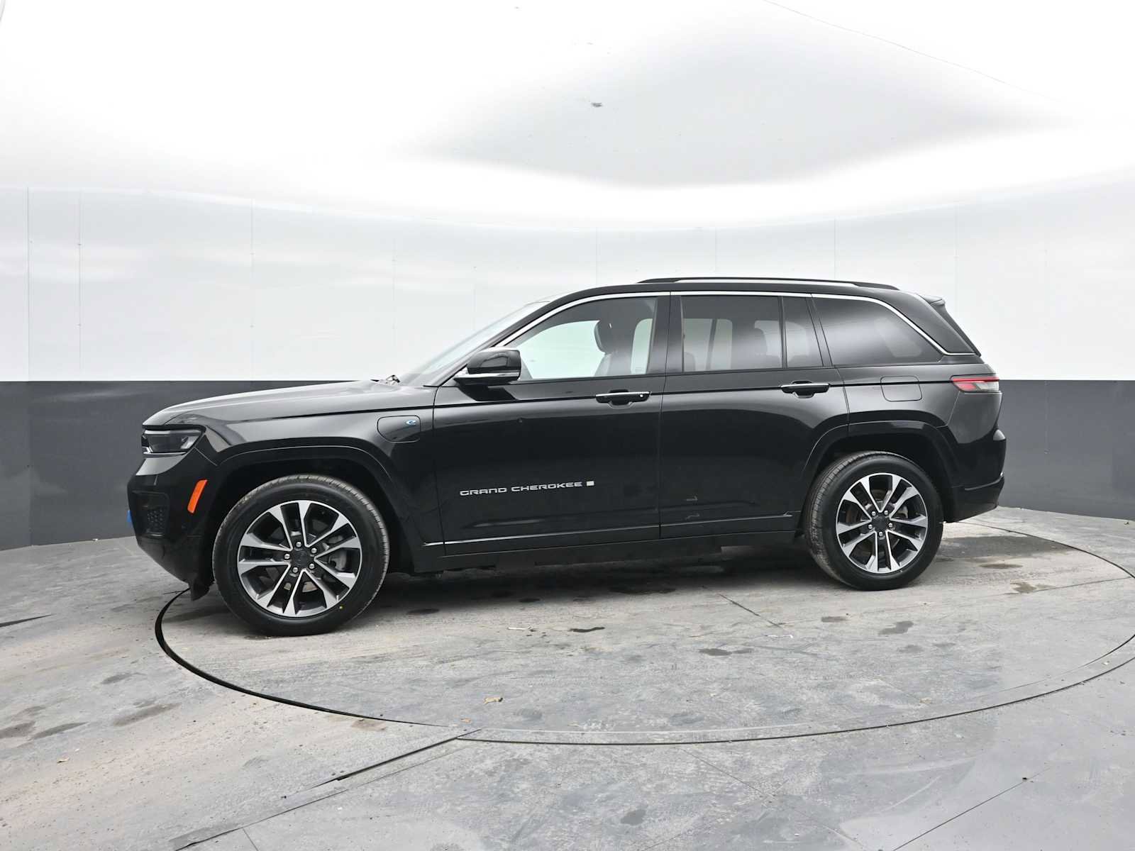 Used 2023 Jeep Grand Cherokee Overland image 3