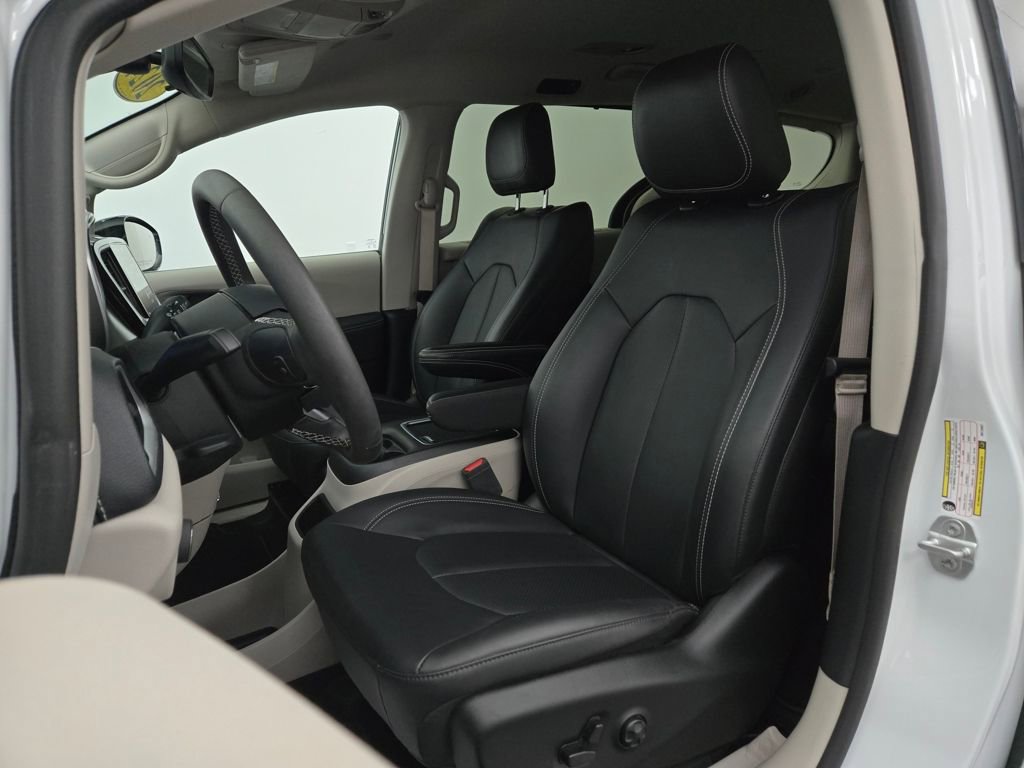 Used 2024 Chrysler Pacifica Touring-L image 19