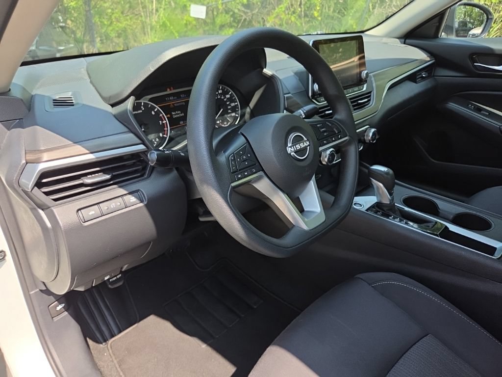 Used 2025 Nissan Altima 2.5 SV FWD image 18