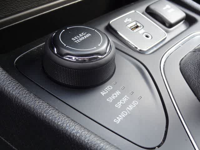 Used 2019 Jeep Cherokee Latitude w/ Popular Appearance Group AWD/4WD image 11