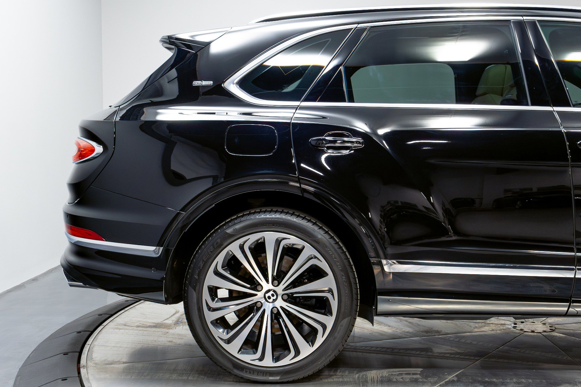 Used 2021 Bentley Bentayga w/ First Edition Specification AWD/4WD image 19