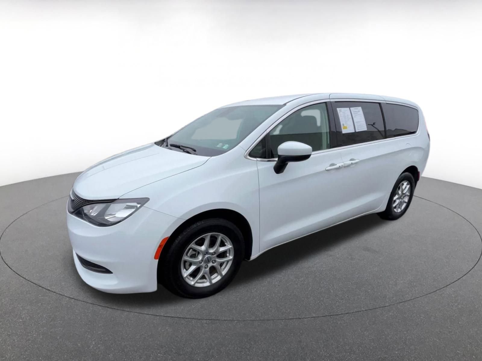 Used 2023 Chrysler Voyager LX image 7