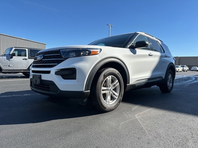 Used 2023 Ford Explorer XLT image 3