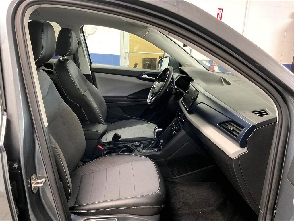Used 2022 Volkswagen Taos SE w/ Panoramic Sunroof Package AWD/4WD image 11