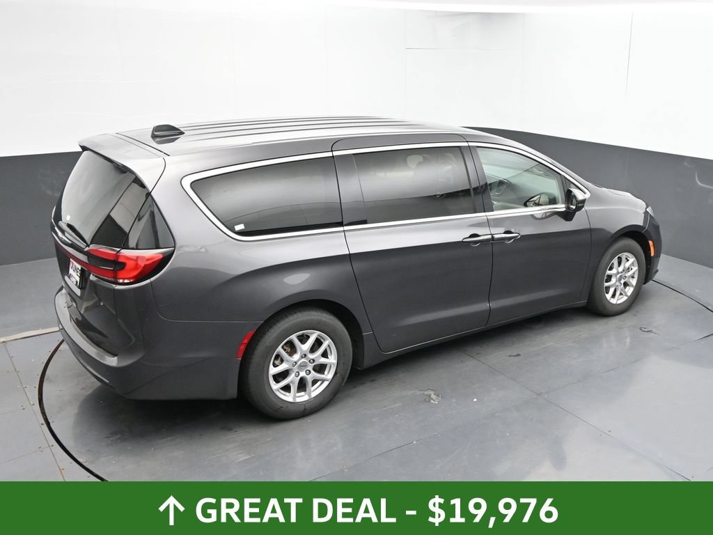 Used 2023 Chrysler Pacifica Touring-L FWD image 32