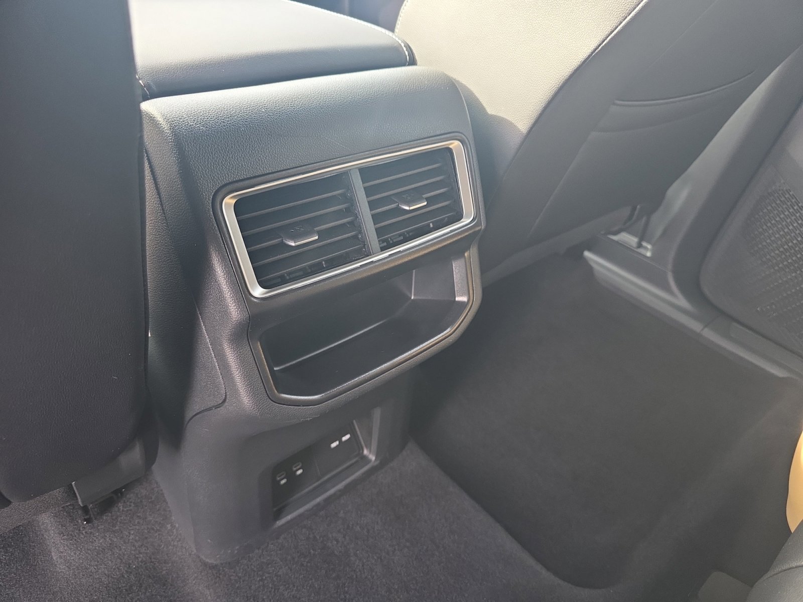 Certified 2024 Volkswagen Atlas Cross Sport SE image 32