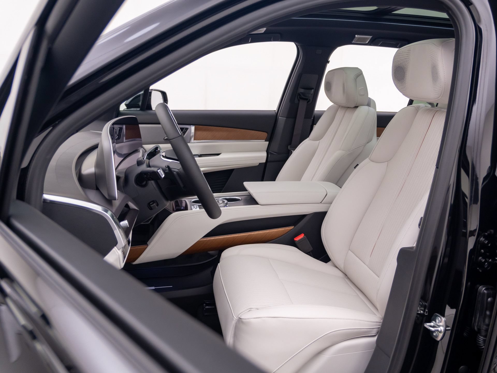 New 2027 Cadillac Vistiq Sport w/ LPO, Floor Liner Package AWD/4WD image 15