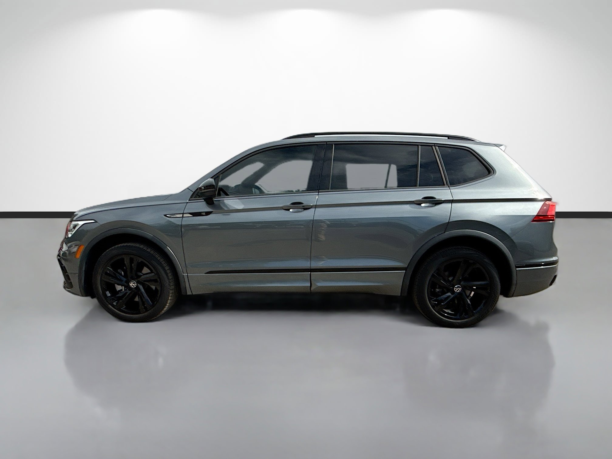 Used 2023 Volkswagen Tiguan SE R-Line FWD image 6
