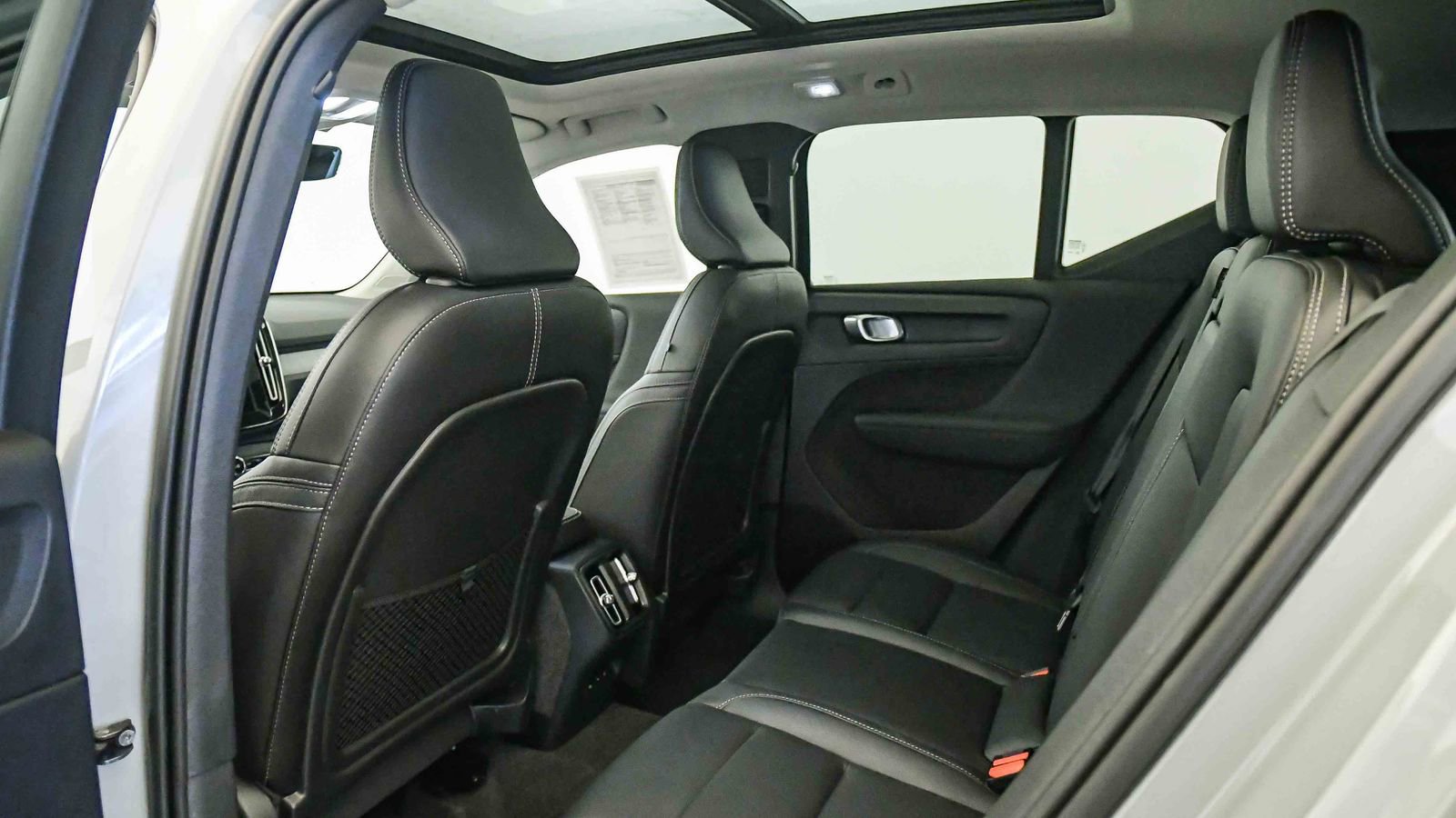 Certified 2025 Volvo XC40 B5 Plus w/ Protection Package Premier image 19