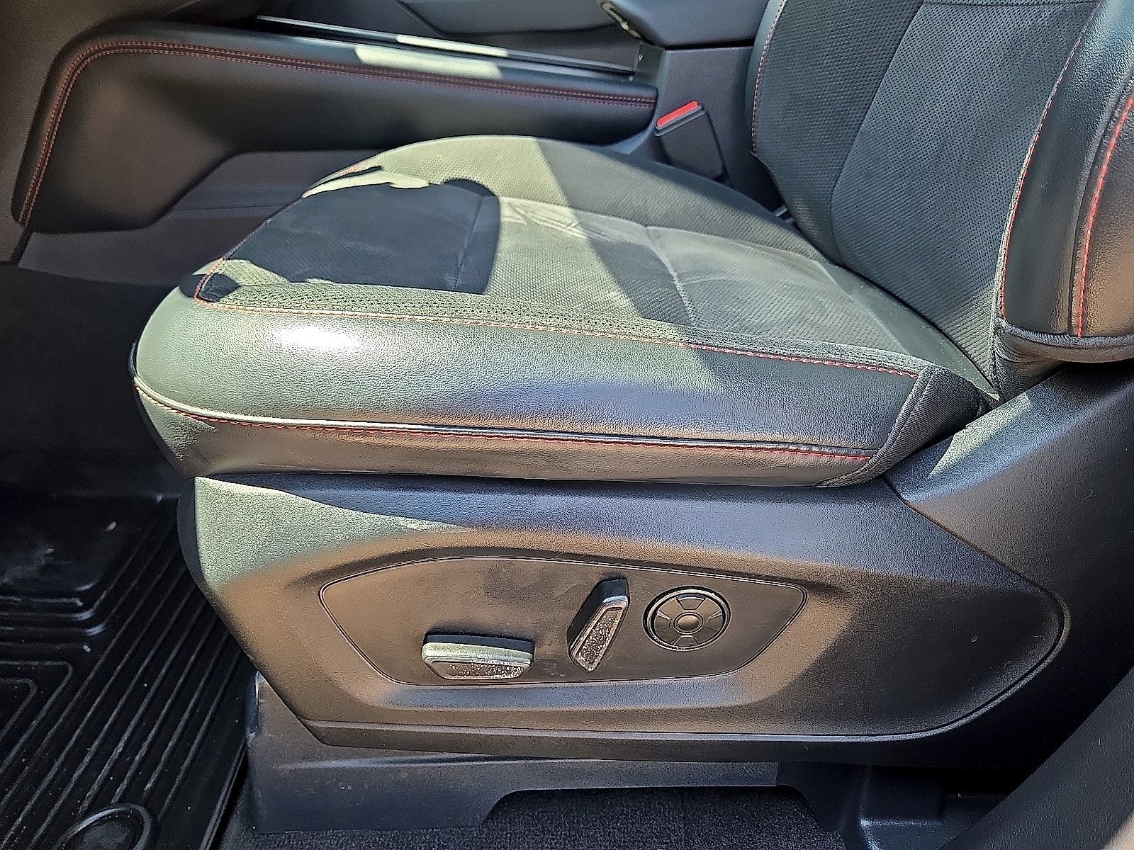 Used 2025 Ford Explorer ST w/ Sun And Sound Package AWD/4WD image 24
