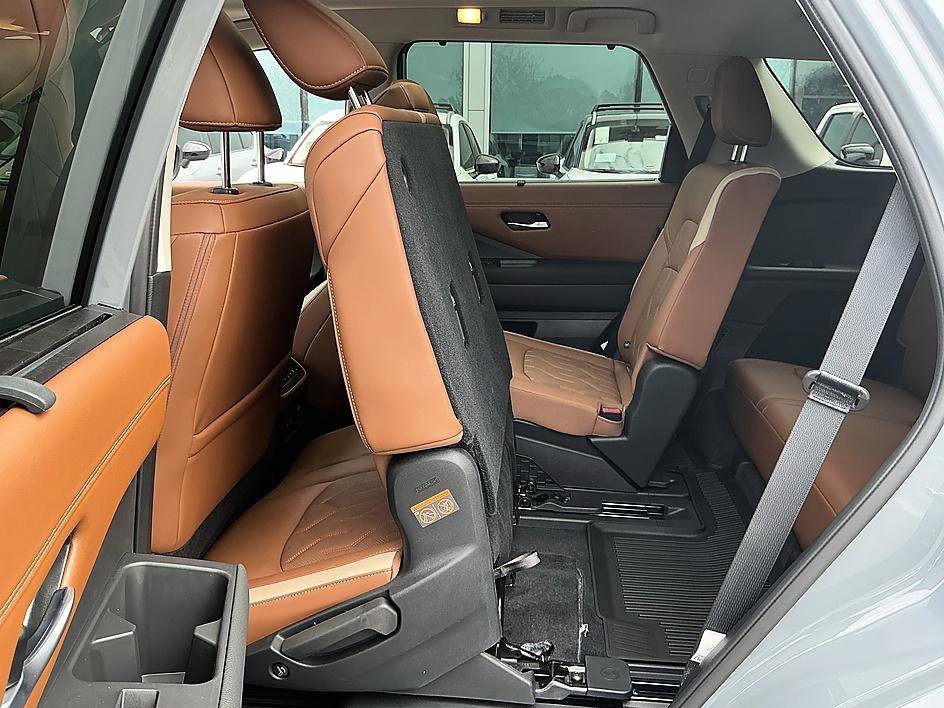 New 2026 Nissan Pathfinder Platinum image 17