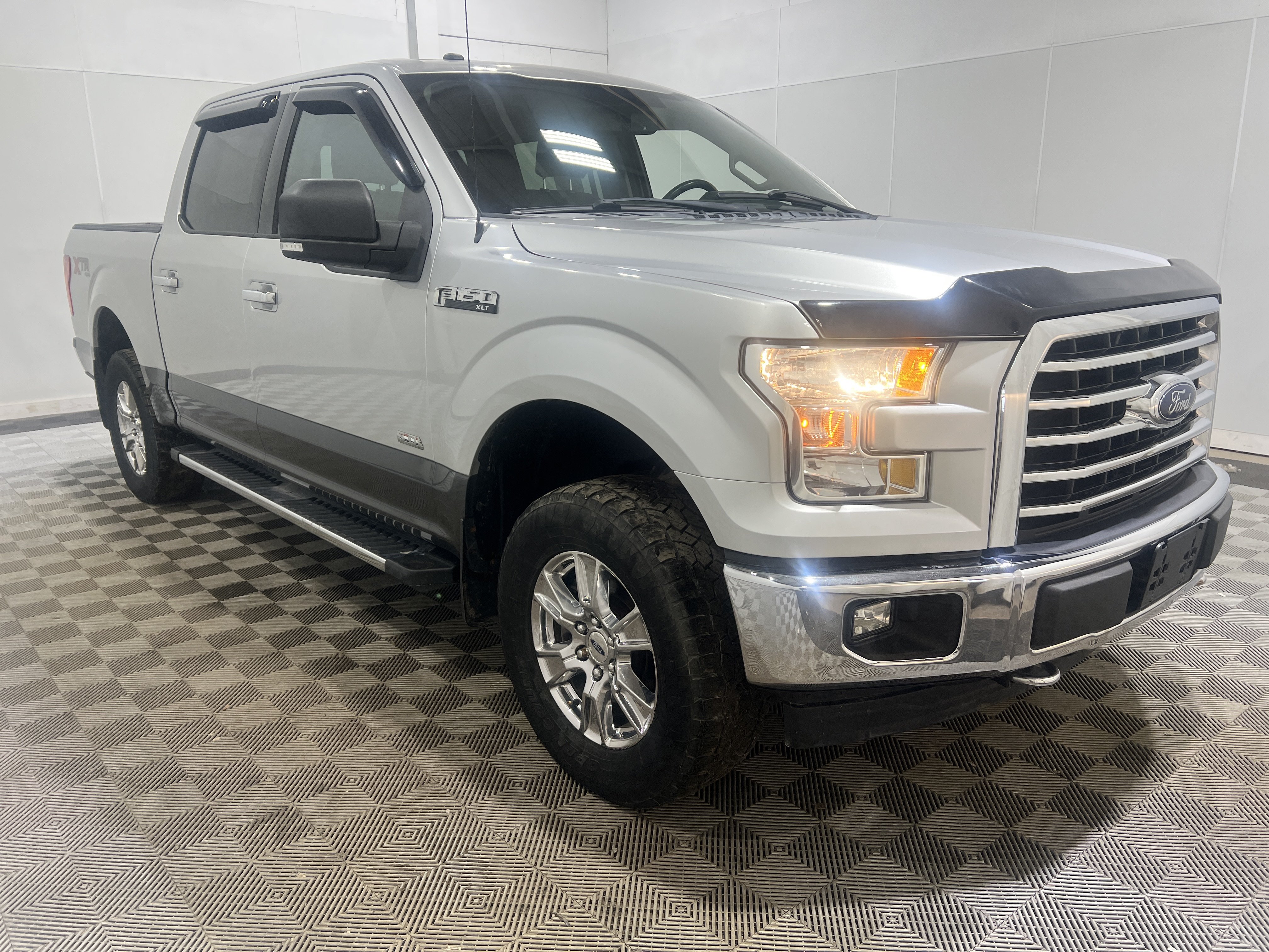 Used 2017 Ford F150 XLT w/ Equipment Group 302A Luxury AWD/4WD image 4